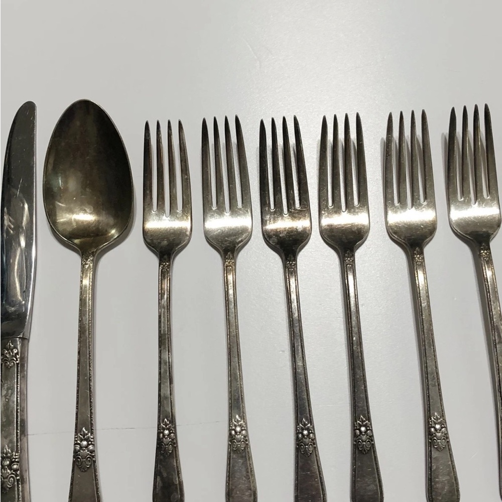 1847 Rogers Bros Is Adoration Vintage Silver Plate Silverware Set of 47 pieces - Picture 3 of 13